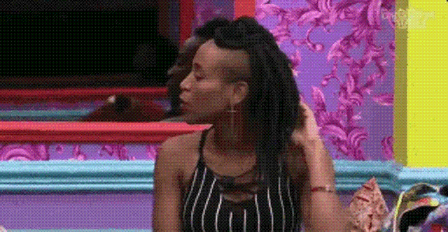 Imagem mostra Karol Conká durante sua participação no BBB21 em uma cena clássica onde ela diz "minha língua é igual um chicote"