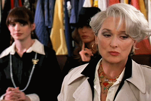 Cena do filme "O Diabo Veste Prada" em que Miranda Priestly torce o lábio em sinal de completo descontentamento com o vestido especialmente desenhado para aquela ocasião.